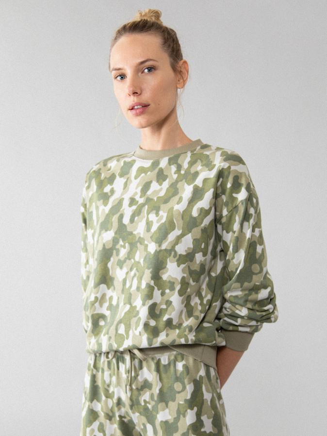 De cuello redondo y manga larga, esta sudadera de corte holgada confeccionada con tejido suave y elástico viene con estampado de camuflaje en verde caqui. Cuesta 6,99 euros y está disponible entre las tallas S y XL.