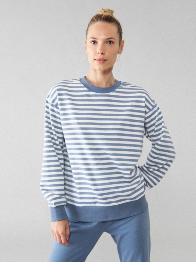 Con estampado de rayas en tonos o azules o verdes, esta sudadera de cuello redondo y tejido suave cuesta 5,99 euros y está disponible entre las tallas S y XL.