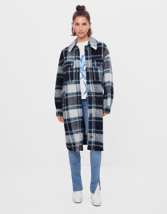 Abrigo tres cuartos de lana con estampado de cuadros bicolor, de Bershka (45,99 €).