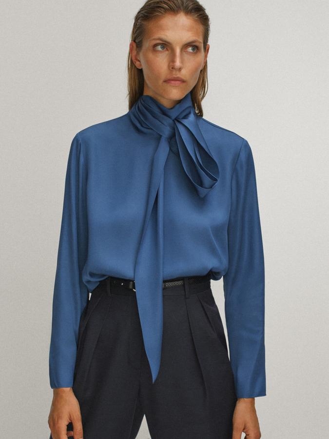 De raso, en azul petróleo y una lazada de doble vuelta, este modelo clásico es de Massimo Dutti y queda ideal si lo llevas por dentro d euna falda o pantalones (49,95 euros).