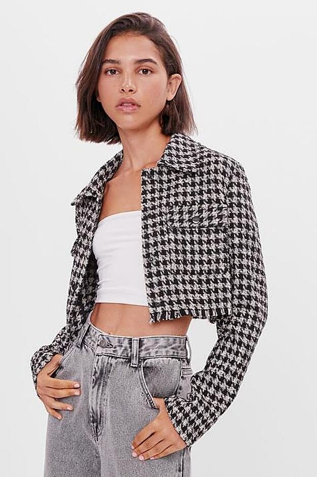 Chaqueta cropped con estampado de pata de gallo, de Bershka.