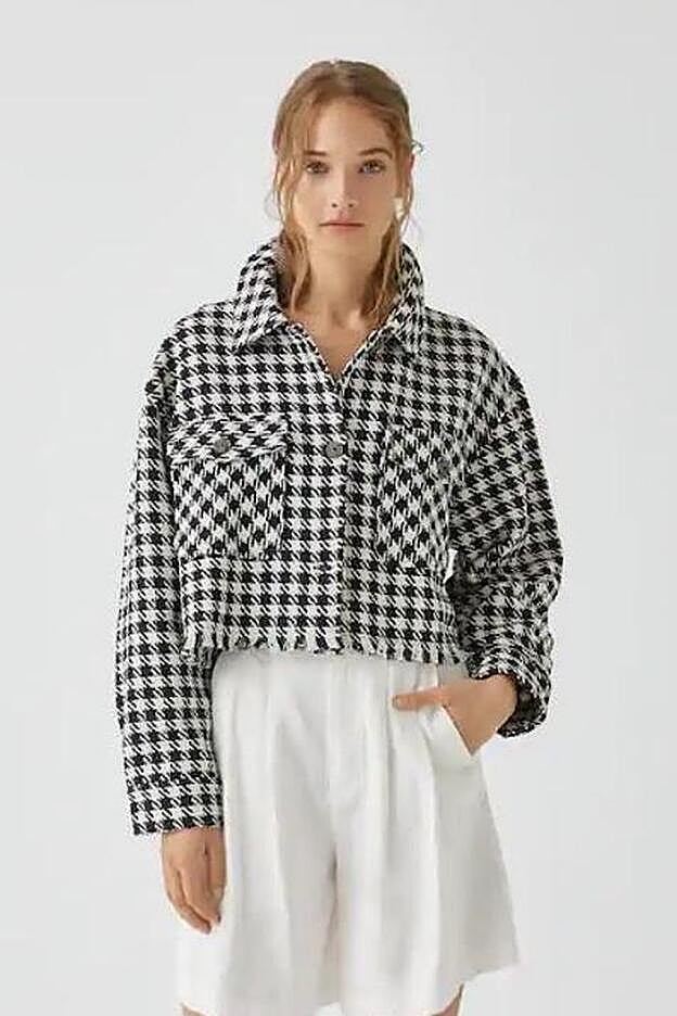 Chaqueta de pata de gallo corta, de Pull&Bear (29,99 euros):