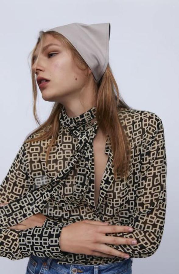 Blusa con lazada de Zara, en tejido con estampado geométrico y ligeramente transparente (29,95 euros).