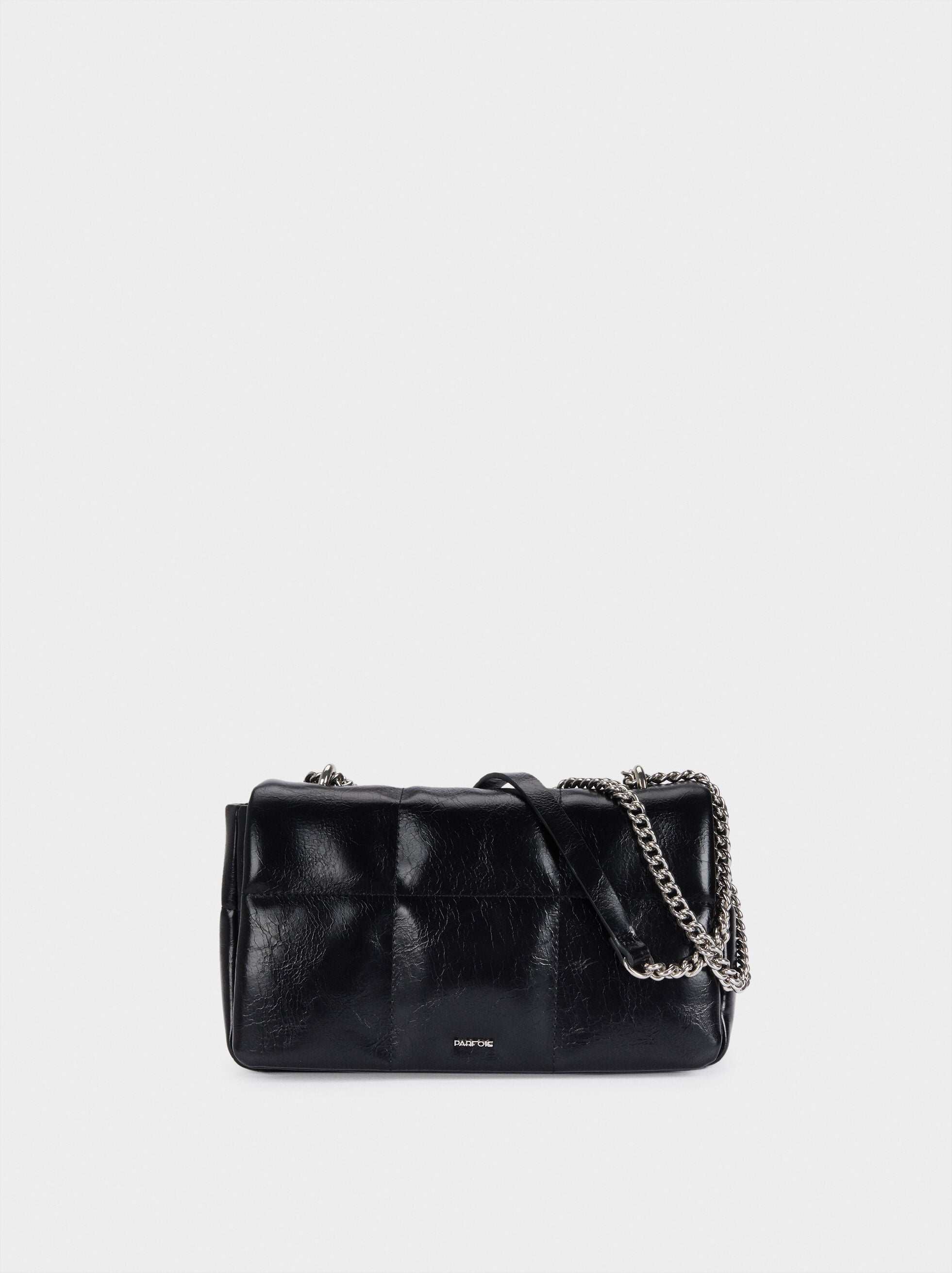 Bolso mini acolchado en negro con cadena. (23,99 euros).