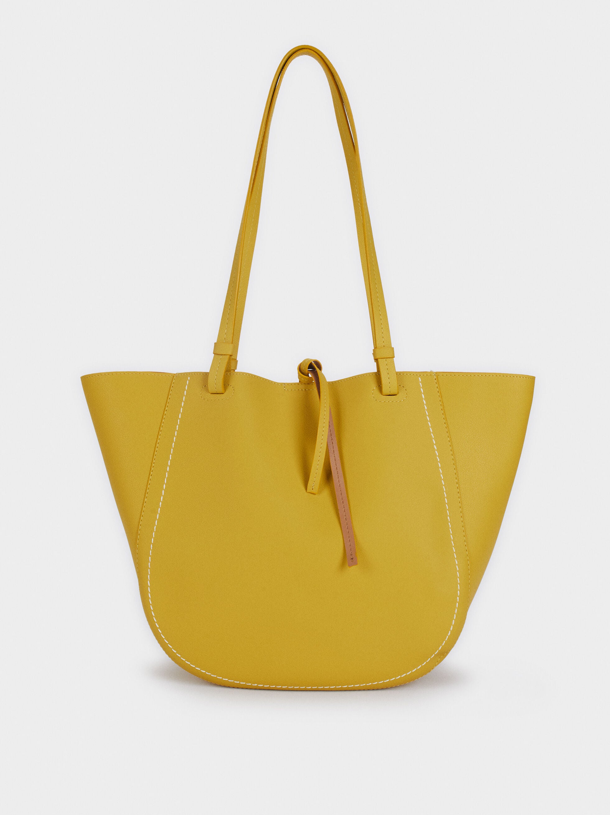 Bolso shopper amarillo, ideal para llevarlo todo a la oficina. (25,99 euros).