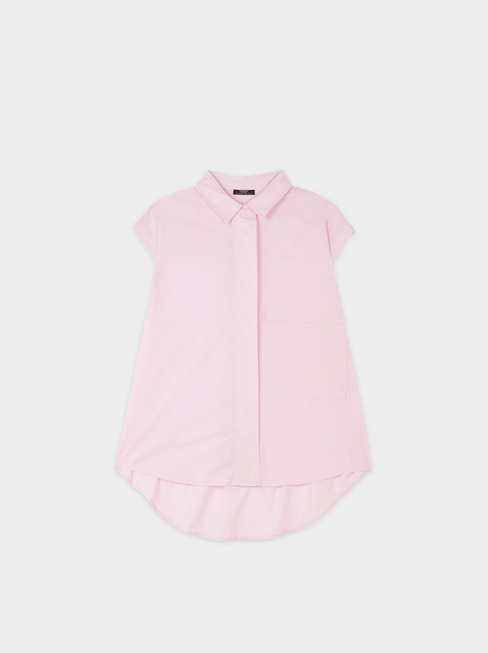 Camisea sin mangas oversize disponible en blanco y rosa. (22,99 euros).