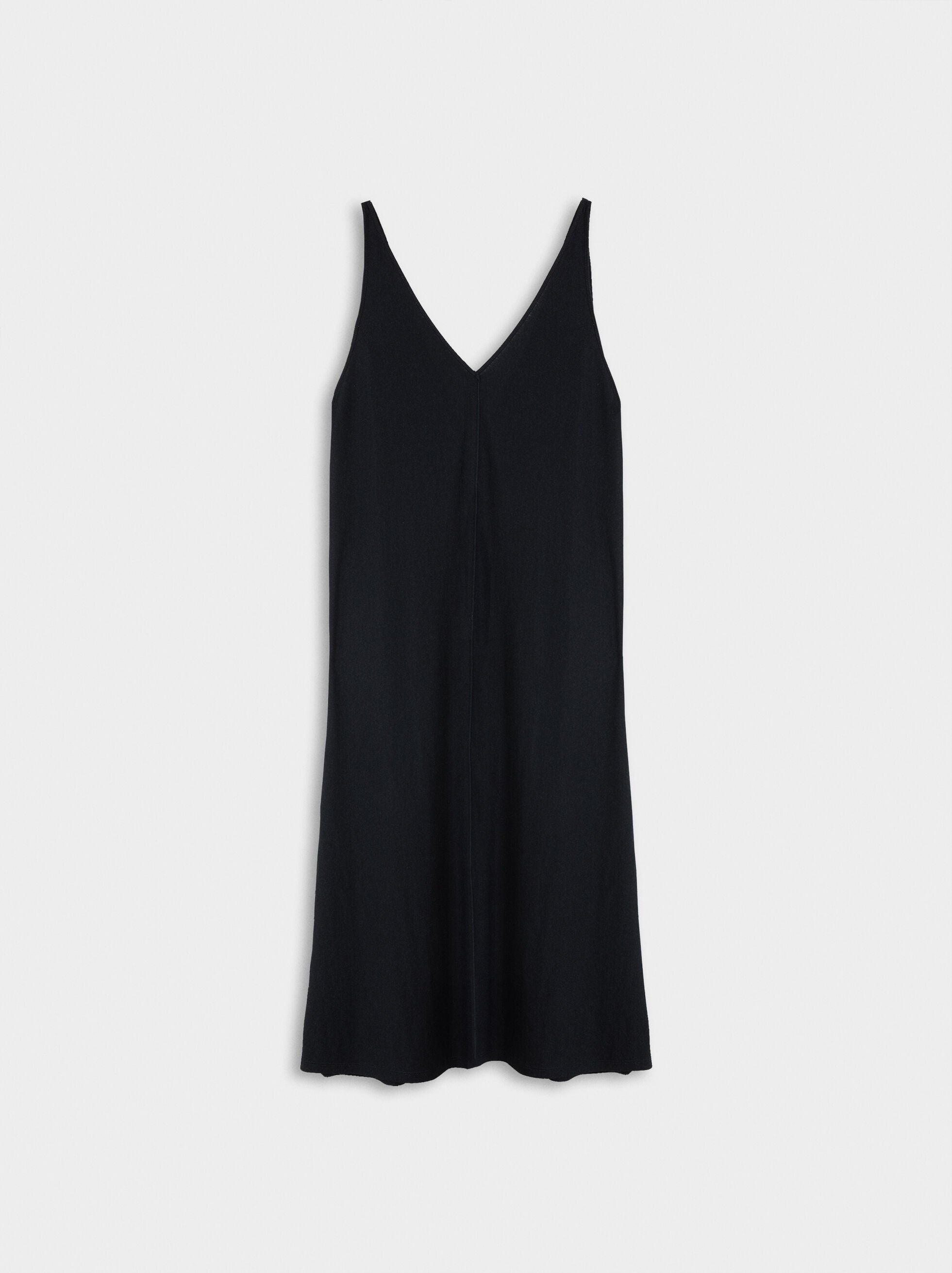 Vestido midi con escote a pico y tirantes. Disponible en blanco, en negro, en verde y en azul. (25,99 euros).
