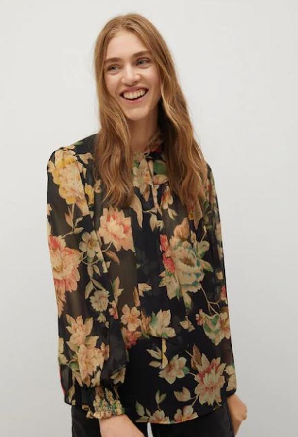 En Mango puedes encontrar este modelo, más retro, con estampado de flores (39,99 euros).