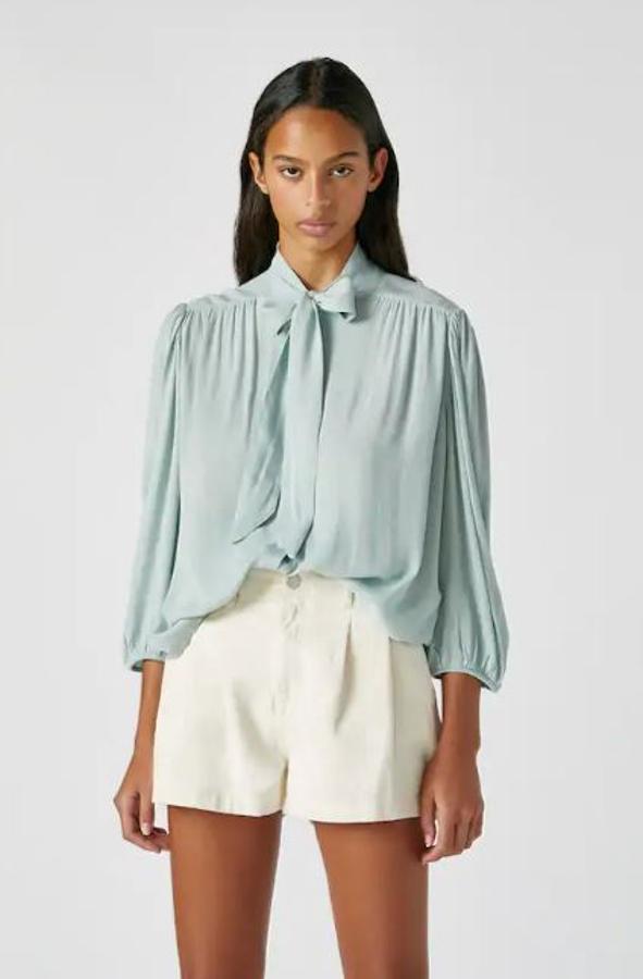En Pull & Bear apuestan por un modelo fluido en verde agua que encaja con todo, desde vaqueros hasta pantalones cortos (17,99 euros).