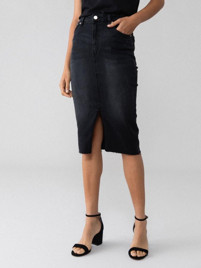 En negro o en color índigo, esta falda vaquera de Lefties es de diseño ajustado y tiene abertura en el frontal Cuesta 15,99 euros y podemos encontrarla entre las tallas S y L.