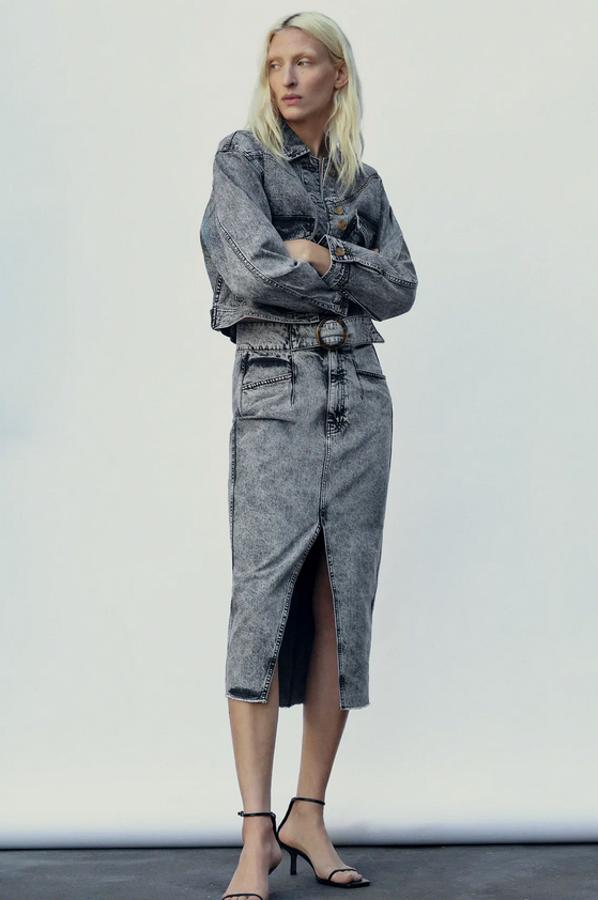 Solo queda en la talla XS pero no podíamos dejar fuera esta falda midi en denim de tiro alto con bolsillos delanteros, bajo con abertura en el frontal y acabado sin costura. Tiene cinturón a tono con hebilla combinada a contraste y un precio de 25,95 euros.