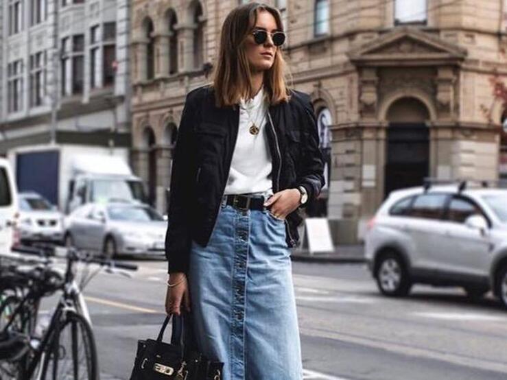Fotos: Falda midi denim, la prenda clave para tus estilismos de entretiempo