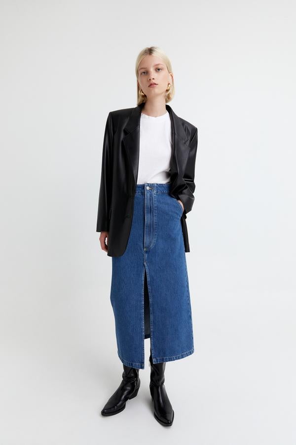 En azul índigo, con abertura amplia en el frontal y cremallera extralarga, esta falda midi denim de tubo es de Sfera y cuesta 29,99 euros. Está disponible en las tallas 34, 36 y 38.