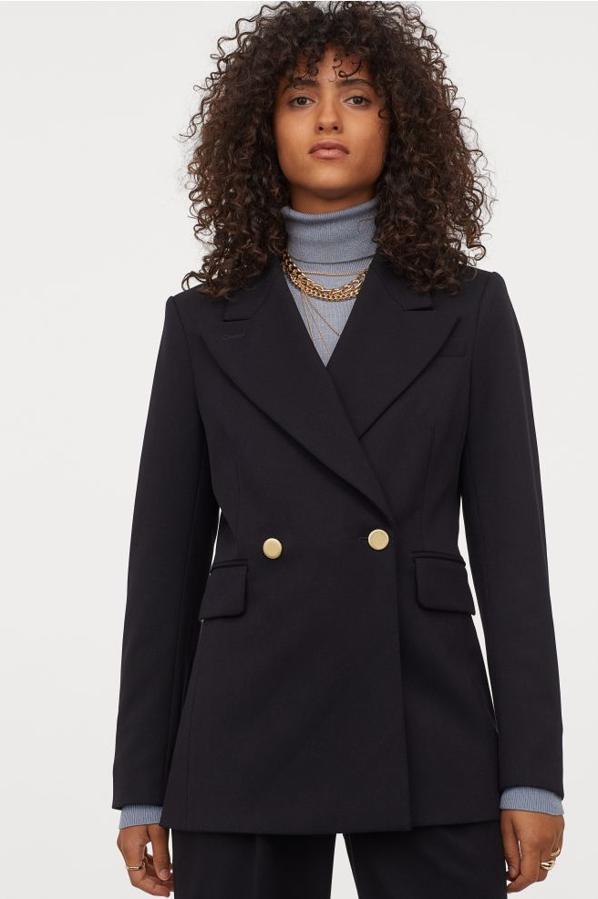 A pesar de sus preciosos botones dorados, su magnífico diseño entallado y sus solapas amplias de pico, esta preciosa americana en azul noche es una de las prendas que ya no podremos meter en nuestro armario, puesto que se ha agotado en todas las tallas.