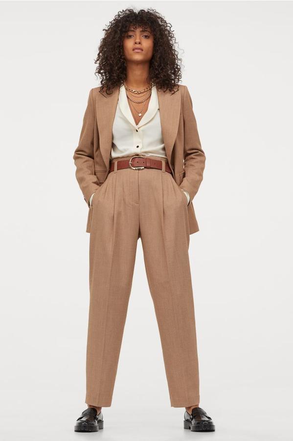 Este bonito pantalón tobillero con pinzas y pretina de sastre en color camel, ideal para nuestros looks de oficina, es otra de las prendas que ya no podremos comprarnos, ya que se ha agotado en todas las tallas.