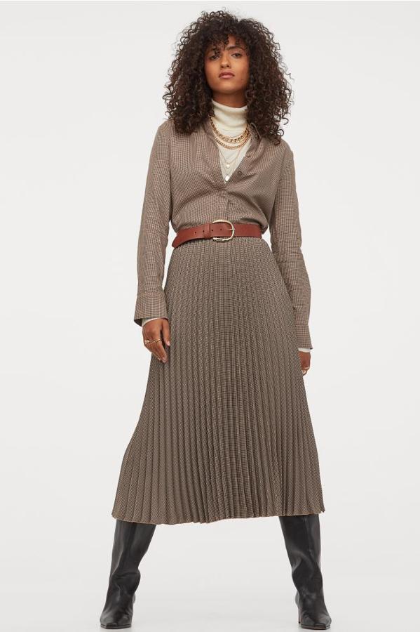 Las tendencias se acumulan en esta falda midi plisada con estampado de pata de gallo en tonos marrones y beige. Con bajo sobrehilado y cremallera oculta en un lateral, tiene un precio de 34,99 euros y está disponible entre las tallas 32 y 50.