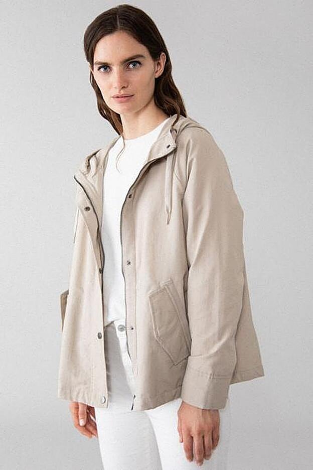 Parka corta y ligera. (19,99 euros).