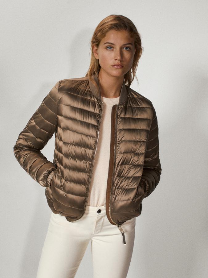En Massimo Dutti han decidido que a la cazadora que mejor le queda el acolchado es a la bomber. En este caso se trata de un diseño más sport que puedes combinar con todo (69,95 euros).