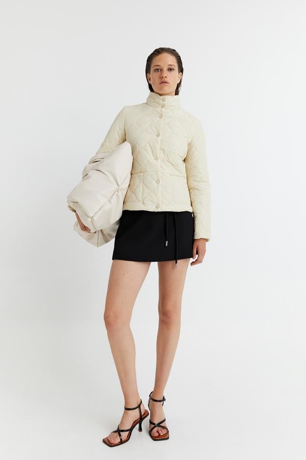 En Sfera son menos arriesgados y apuestan por un corte de cazadora más clásico. En color crudo y con el cuello alto, se abrocha con automáticos y lleva una cremallera a la altura de la cintura (39,99 euros).