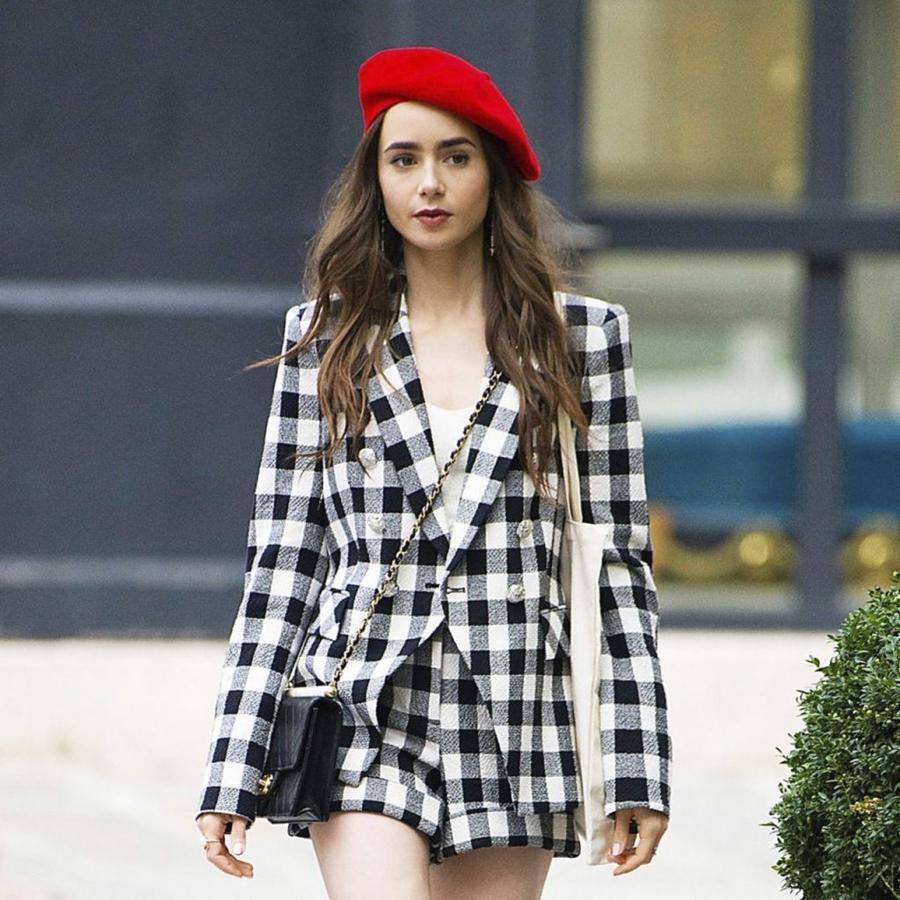 Lily Collins encarna a una ejecutiva que debe trasladarse a París por motivos de trabajo e intenta adaptarse a sus códigos sociales, su filosofía del romance y su estilo. Cuenta con los mejores looks de la televisión y ya se habla de ella como la nueva Sexo en Nueva York o Gossip Girl.