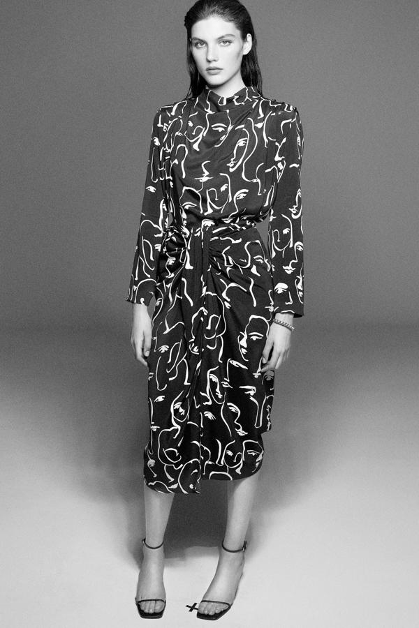 Esta falda de estampado 'arty' con detalle de nudo es una de las más originales de los Special Prices de Zara, y está rebajada a 15.99 euros.