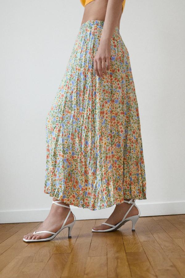 Esta falda midi de flores será la protagonista de tus looks boho de entretiempo, y también está rebajada a 15.99 euros.