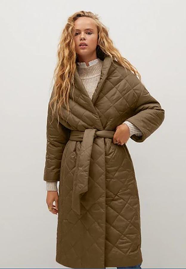 Esta es la prenda acolchada más deseada de la temporada. Una parka verde militar de Mango, que se abrocha con cinturón y que ha agotado existencias en cuestión de días. Tranquila, te puedes apuntar a la lista de espera porque volverá a estar en stock (79,99 euros).