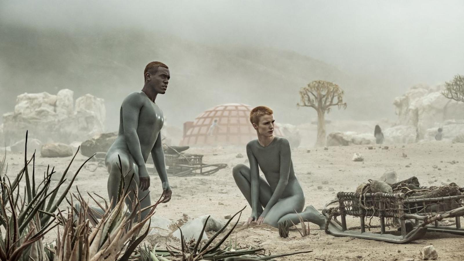 Ridley Scott produce y dirige esta serie sobre una pareja de androides que debe criar a un grupo de niños en un planeta casi deshabitado, mientras lidian con las desavenencias religiosas de los pocos adultos supervivientes.