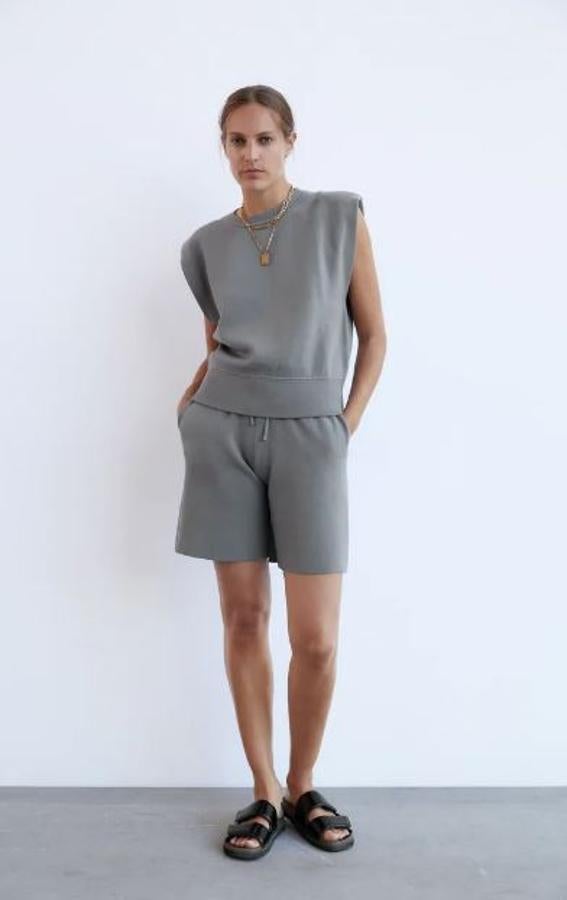Si buscas una versión más light, entre chándal y conjunto de verano, es esta en gris azulado, de Zara. Los pantalones cortos tienen un precio de 19,95, lo mismo que la parte de arriba.