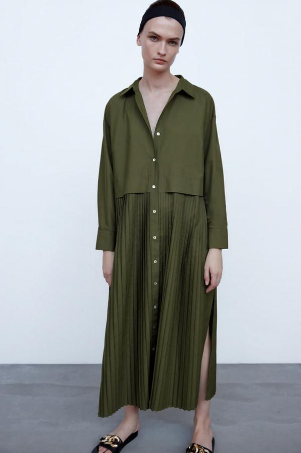 Diseño camisero con cuello de solapa y manga larga para este vestido en color caqui con falda plisada y aberturas laterales. Con cierre frontal con botones, es de Zara y de 39,95 euros ha pasado a costar 19,99 euros y está disponible entre las tallas XS y L y en la XXL.