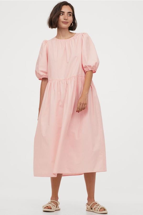 En rosa claro, confeccionado en viscosa vaporosa, con cuello redondo y fruncido decorativo en el escote, este vestido de H&M con media manga raglán amplia cuesta 19,99 euros y está disponible entre las tallas XS y XXL.