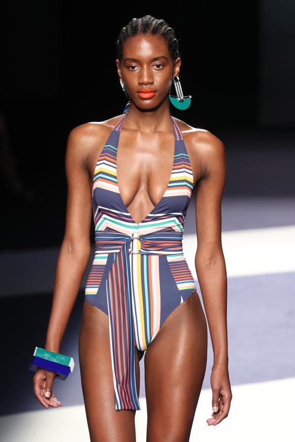 Desfile de Dolores Cortés.