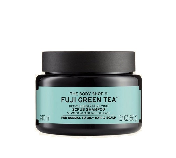 Esta versión es un champú exfoliante que al masajearlo sobre el cuero cabelludo estimula el flujo sanguíneo, evita la caída del pelo, lo revitaliza y elimina cualquier tipo de impureza como polvo, humo, sudor o restos de otros productos capilares. Nos encanta por sus ingredientes naturales: té verde de Japón, mentol de menta, cristales de sal y miel de Etiopía. Toma nota: Champú Exfoliante Fuji Green Tea  de The Body Shop. (18 euros) .