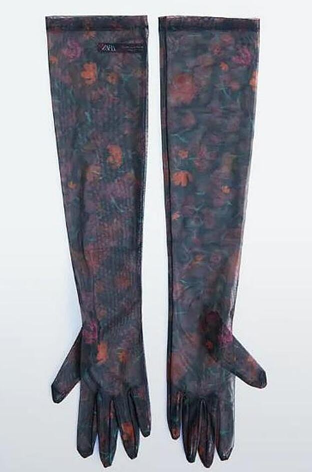 El otro estampado disponible es en tonos más oscuros, perfectos para la noche. Si los acompañas con unos labios rojos, triunfarás.