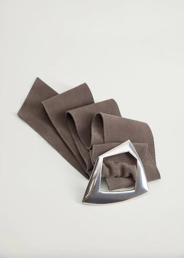 En marrón medio, con diseño ancho y cierre de hebilla ajustable en plateado, este cinturón está confeccionado en piel de bovino y tiene un precio de 25,99 euros. Podemos encontrarlo en las tallas S y M.