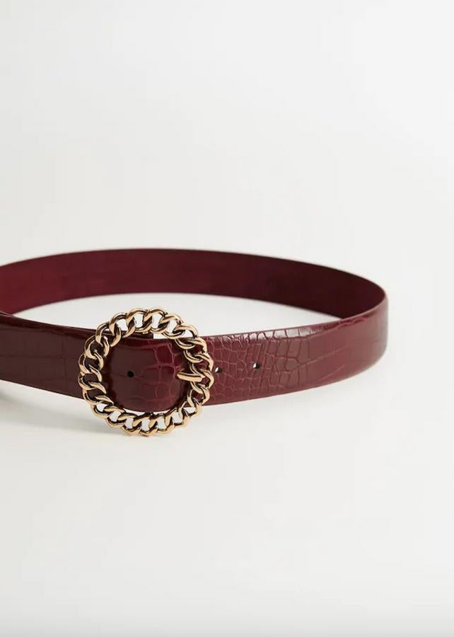 En efecto piel de cocodrilo, con diseño de relieve y hebilla dorada de cadena, este cinturón en color burdeos tiene un precio de 19,99 euros y podemos encontrarlo únicamente en la talla L.