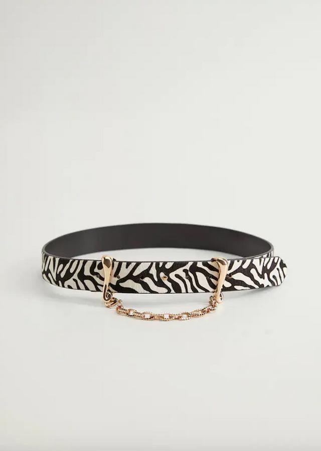 Confeccionado en piel de bovino, este cinturón con estampado de piel de cebra viene con cadena dorada desmontable, hebilla metálica y cierre de botones. Cuesta 25,99 euros y está disponible en las tallas S, M y L.