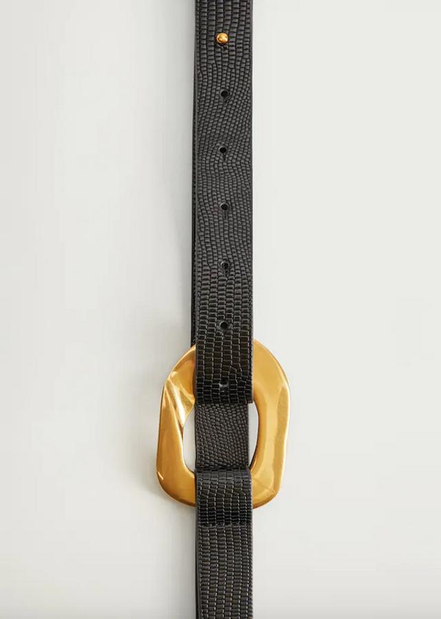 Efecto piel para este cinturón negro con cierre a presión y hebilla metálica en tono dorado. Cuesta 15,99 euros y está disponible en las tallas S y M.