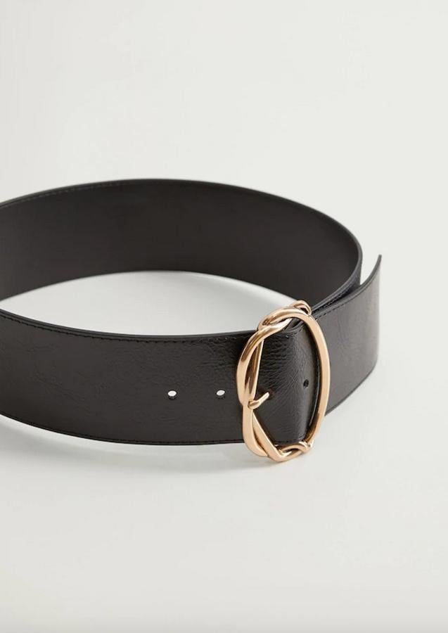 En efecto piel en color negro, con hebilla en diseño entrelazado ovalado en color dorado, tiene un precio de 19,99 euros y está disponible en las tallas S, M y L.