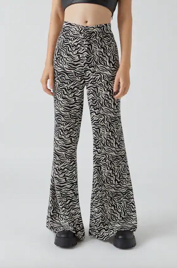 Confeccionado en viscosa, estos pantalones flare de Pull&Bear vienen con un vistoso estampado de cebra en tonos blancos y negros. Con un precio de 19,99 euros, están disponibles entre las tallas XS y XL.