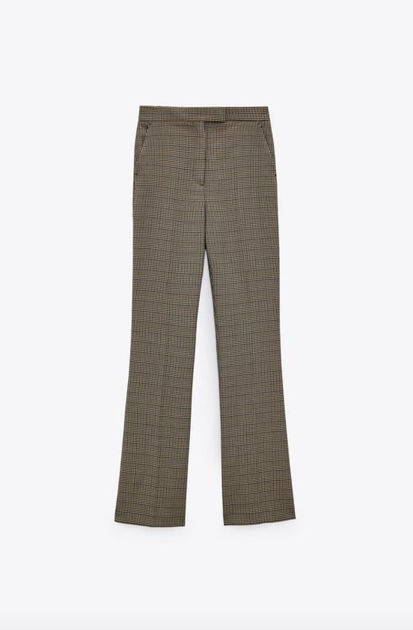 De tiro alto, con bajo acabado en evasé y bolsillos delanteros, estos pantalones con estampado de cuadros en tonos beige y marrón son de Zara y cuestan 29,95 euros. Están disponibles entre las tallas XS y XL.