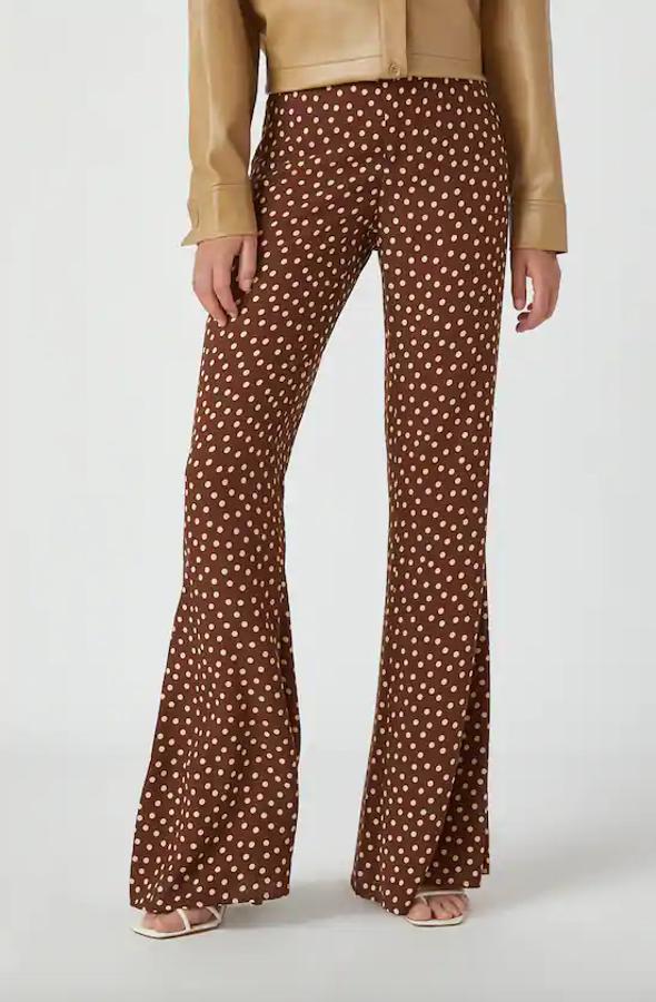 En color marrón con estampado de lunares en beige, estos pantalones flare están confeccionados en viscosa y tienen un precio de 22,99 euros. Podemos encontrarlos entre las tallas XS y XL en Pull&Bear.