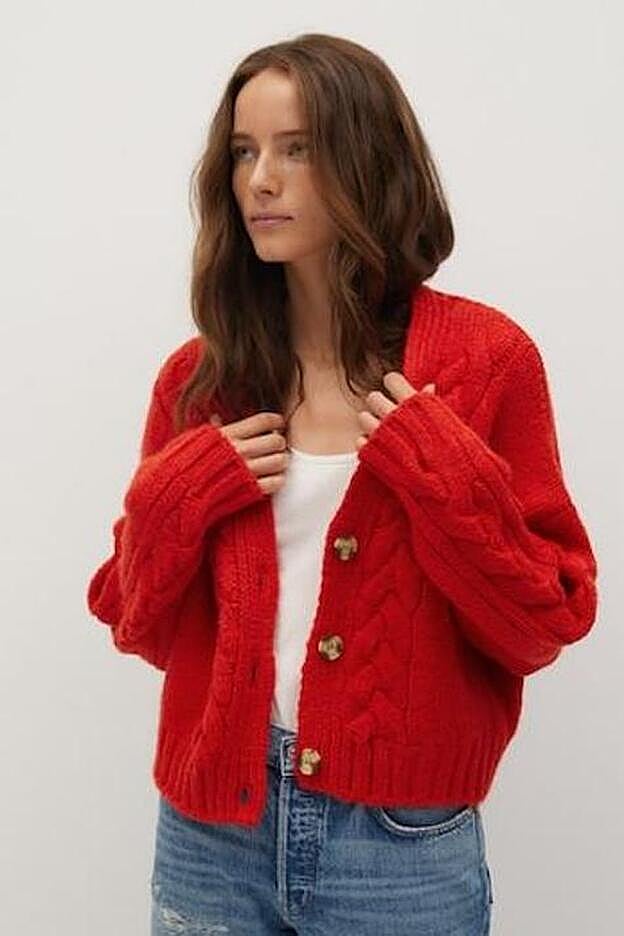 Cárdigan rojo de Mango, de la nueva coelcción de otoño (29,99 euros).