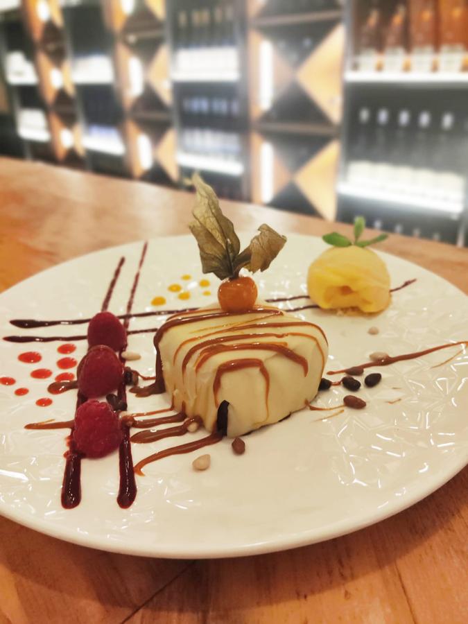 El cubo de chocolate de Nebak (calle Zorrilla, 11, Madrid) un postre geométrico que consiste en una mousse ligera de chocolate rellena de praliné de chocolate y bañada en cobertura de chocolate blanco.