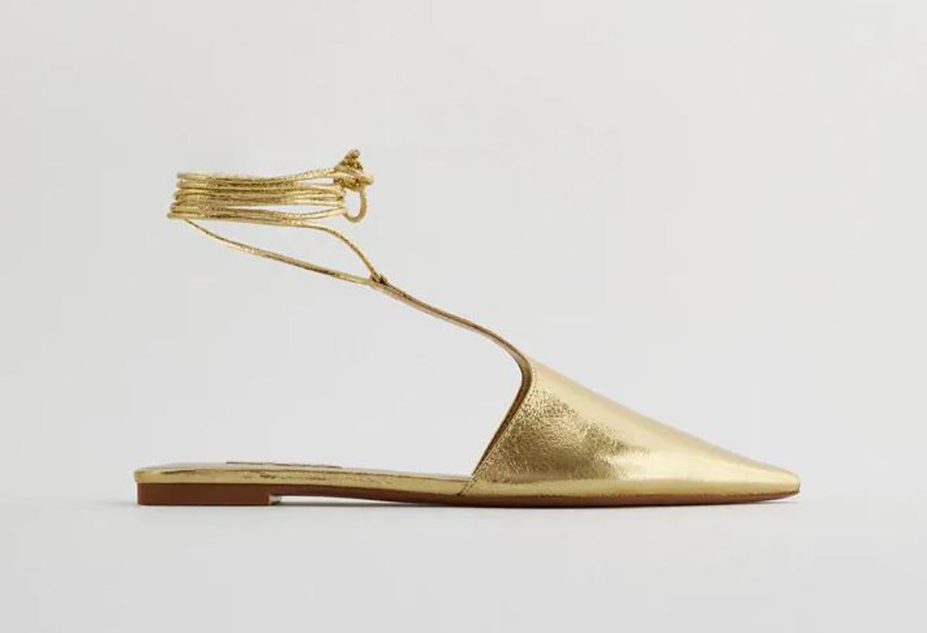 Mules doradas de punta con cordones para atar al tobillo, de los Special Prices de Zara (19,99 euros).
