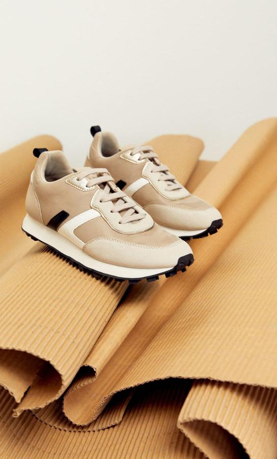 Con piezas laterales a contraste y suela dentada, estas zapatillas de Stradivarius en color arena tienen tirador trasero en color negro y cordones a tono. Tienen un precio de 29,99 euros y están disponibles entre los números 35 y 41, menos en el 40 que ya se ha agotado.