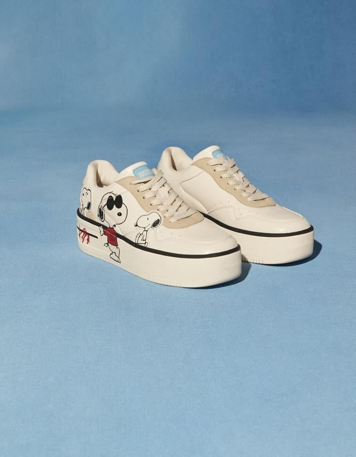 Estampado de Snoopy para estas zapatillas de Bershka con plataforma en color blanco y combinación de materiales en beige. Cuestan 39,99 euros y están disponibles entre los números 35 y 41.
