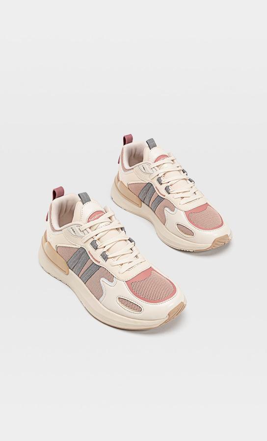 En tonos rojizos, estas zapatillas de Stradivarius con corte en combinación de materiales y cierre de cordones vienen con tirador en la parte trasera y detalles denim. Cuestan 35,99 euros y están disponibles entre los números 35 y 41.