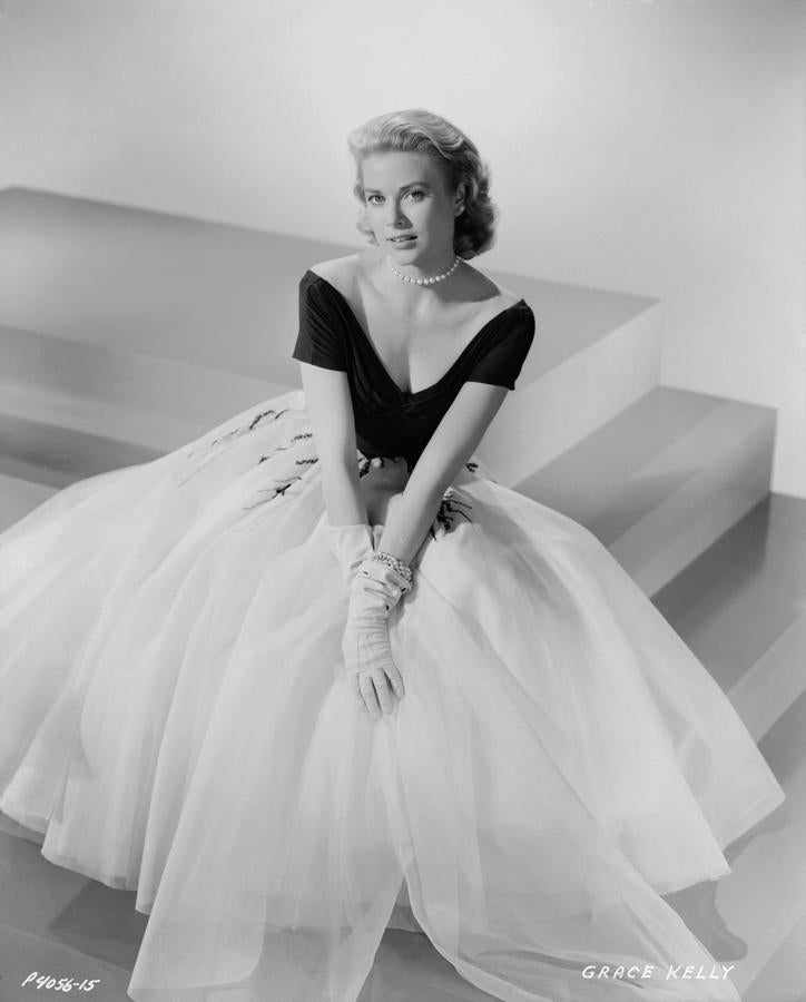 Grace Kelly conoció a Rainiero de Mónaco cuando ella acudió como estrella invitada al Festival de Cannes de 1955. Por casualidad, un periodista amigo de ambos los propuso hacer una sesión de fotos en el Palacio para la revista Paris Match. Antes de salir para la cita que cambiaría su vida (ella, entonces, estaba saliendo con el actor Jean-Pierre Aumont), hubo un apagón en el hotel y toda la ropa de la actriz estaba sin planchar, salvo un vestido negro con flores que fue el improvisado look que tuvo que vestir la estrella. Además, no pudo secarse el pelo ni llevaba ningún sombrero en el equipaje, así que se puso una tiara de flores para salvar el 'bad hair day'. El trayecto de Cannes a Montecarlo fue accidentado y, por si fuera poco, Rainiero aún se retrasó casi una hora. Sin duda, no empezaron con buen pie...
