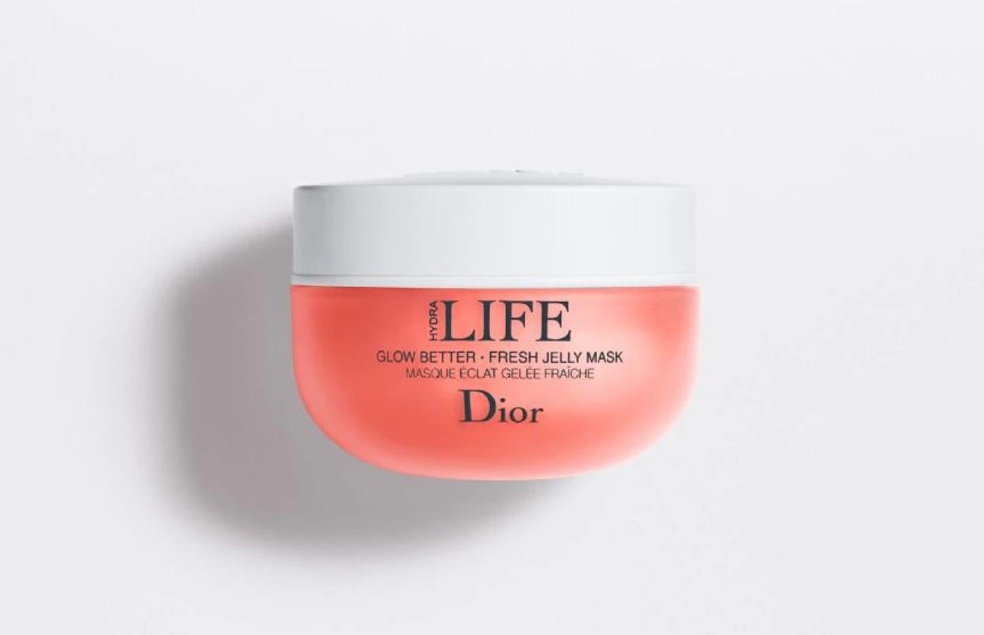 La mascarilla Eclat Gelée Fraîche Hydra Life de Dior (48 euros) ofrece una doble exfoliación tan suave como potente: un peeling ligero gracias a los extractos de cítricos y una exfoliación mecánica gracias a los extractos de hueso de Albaricoque. Su textura gelificada de color cítrico, refrescante y cargada de agua, revitaliza la piel de inmediato.